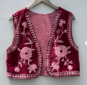 Gilet en velours marron pour femme fait à la main avec broderie florale rose complexe, veste ethnique sans manches traditionnelle - Product Image 3