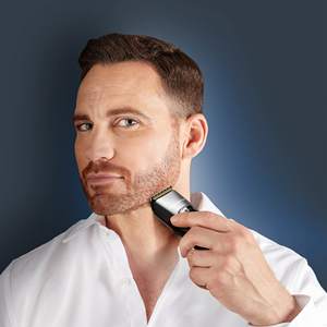 Tondeuse à cheveux à affichage numérique avec fonction d'alimentation, 45 longueurs de coupe, lames revêtues, batterie à charge rapide, prise US incluse - Product Image 1