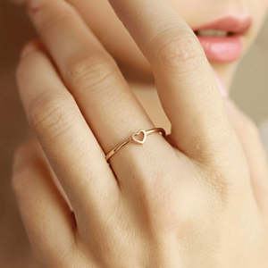 Anillo Minimalista Romántico de Acero Inoxidable Hallmark, Corazón Plateado con Incrustaciones de Oro Rosa, Regalo para Cualquier Ocasión - Product Image 2