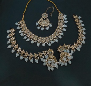 Joyería elegante, función de boda india, piedra CZ tachonada con collar de trabajo de perlas, conjunto de pendientes con cadena para el cabello y conjunto Mangtika - Product Image 1