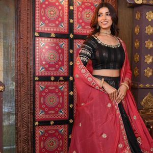 Nouveau mariage ethnique et vêtements de fête Malay Satin soie lourde séquence brodée Lehenga et Choli avec Dupatta brodé - Product Image 4