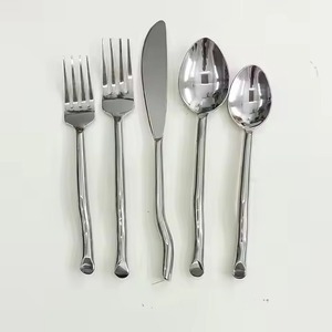 Ensemble de couverts modernes en acier inoxydable à finition miroir doré, couverts jetables durables et résistants à la rouille pour les mariages et les hôtels - Product Image 1