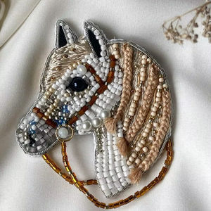 Broches d'insectes brodées à la main les plus vendues, faites à la main, ornées de perles avec des cornes et des membres en fil métallique à prix compétitif par glowin fashion - Product Image 1
