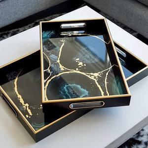 Plateau de service en résine de bois noir, plateau en époxy agate dorée, poignée, table basse, cuisine, organisateur de nourriture et de boissons, plateau rectangulaire - Product Image 1