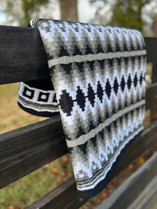 La couverture de selle occidentale en laine confortable pour chevaux offre un soutien pendant les courses de barils et les événements de rodéo - Product Image 4