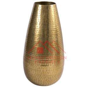 Florero hecho a mano de diseño martillado en florero decorativo de mesa con acabado dorado a precio mayorista Best Seller - Product Image 1