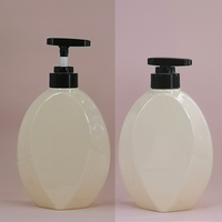 Vente en gros Bouteilles à presser plates en PET de 500ml personnalisées pour shampooing Gel douche Lotion Savon pour les mains Bouteilles en plastique emballage avec bouchon de pompe