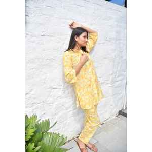 ชุดเซ็ตผ้าชีฟองลายดอกไม้สีเหลืองขาวสไตล์ลำลองสำหรับผู้หญิง ไซส์ XS เสื้อแขนสามส่วนสำหรับใส่ทุกวัน - Product Image 3