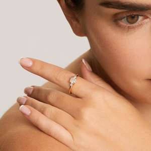 Anillo de Tres Piedras con Moissanita Corte Cojín Estilo Este-Oeste, Plata de Ley 925 con Baño de Oro, Regalo Personalizado para Boda o Compromiso - Product Image 3