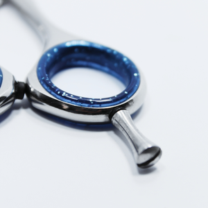 Tijera de peluquero con acabado pulido de estilo simple para cortar el cabello Producto de belleza y cuidado personal - Product Image 3