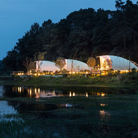 Meilleures tentes de glamping pour entreprises, tente hôtelière blanche en forme de coquille 5x8m, structure en acier, utilisation quatre saisons, isolation, événements automobiles