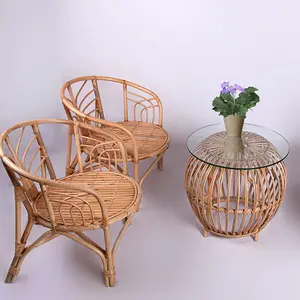Utilizzato all'interno o all'aperto, il tavolo e le sedie sono realizzati in bambù e rattan, prodotti artigianali.