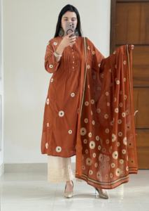 Colección de Lino de Invierno Mausummery 2025 Vol. 03, Lote de Descuento 03 Piezas, Salwar Kameez Estampado Digital, Formal, Sin Arrugas - Product Image 4