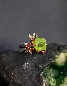 Bague empilable en péridot vert brut certifiée IGI, bijoux de luxe pour mariage, design élégant, port superposé, beauté organique - Product Image 2