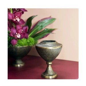 Jarrón de metal con acabado de espejo de lujo con diseño martillado Acento elegante Ideal para centros de mesa de boda y estilo moderno para eventos - Product Image 4