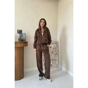 Trajes de Terciopelo Fino Marrón al por Mayor, Traje Elegante para Fines Comerciales - Product Image 3