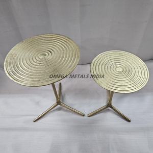Ensemble élégant de tables d'appoint en spirale dorée avec un design élégant et des hauteurs réglables, parfaites pour une décoration intérieure polyvalente - Product Image 2