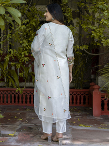 Kurti pour femmes fabriqué en Inde pour les fêtes ou les festivals, disponible pour la vente en gros - Product Image 5