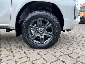 2023 para Toyota HiLux, cabina doble, 4x4, caja de cambios Manual de cuero oscuro, Interior AWD, dirección izquierda, R16, tamaño de neumático de aluminio - Product Image 6