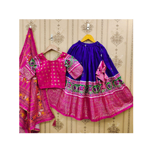 Dola Silk lehenga choli กับฟอยล์ทำงานเสื้อผ้าชาติพันธุ์ขายส่งดีไซน์หรูหรา - Product Image 1
