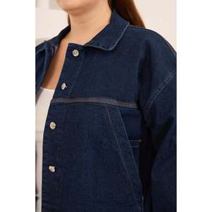 Veste en jean pour femmes grandes tailles avec détail poche, bleu marine - Product Image 2