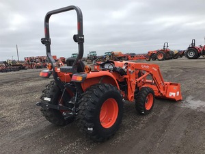 Tracteur utilitaire compact Kubota avec chargeur frontal, transmission hydrostatique, 4 roues motrices, capacité de charge - Product Image 6