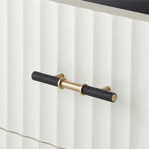 Table d'appoint moderne noire et blanche avec deux tiroirs, design élégant du milieu du siècle, poignées dorées, parfaites pour la décoration du salon et de la chambre à coucher. - Product Image 4