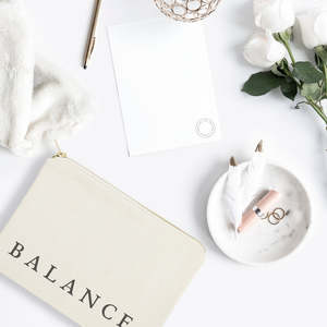 กระเป๋าเครื่องสำอางผ้าลินินแบบใช้งานได้จริง ความจุขนาดใหญ่ ปักโลโก้ได้ ปิดด้วยซิป พกพาสะดวก พร้อมหูแขวน ลายพิมพ์ตัวอักษรบนผ้าแคนวาส - Product Image 3