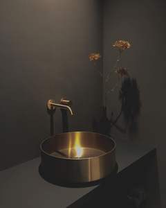 Évier en laiton finition mate pour un style de salle de bain élégant, offrant un aspect subtil avec une texture riche en laiton - Product Image 1