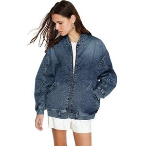 Chaquetas de mujer lisas con diseño de dos bolsillos y cremallera completa de material vaquero de alta calidad OEM para invierno - Product Image 2