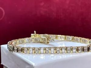 Bracelet tennis en diamants taillés baguette 6.34 ct plaqué or jaune 14 carats Bracelets et bracelets en diamants - Product Image 2