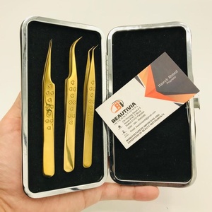 Pinzas Profesionales para Extensión de Pestañas de Acero Inoxidable Chapadas en Oro con Logotipo Grabado Personalizado, Sostenibles, Puntiagudas y con Agarre Fuerte - Product Image 4