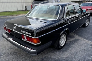 PRÊT À CONDUIRE - VÉHICULE D'OCCASION À VOLANT À GAUCHE |   Conduite à droite |   1985 MERCEDESSS-BENZZSSSSSSS 300D TURBO - Product Image 2