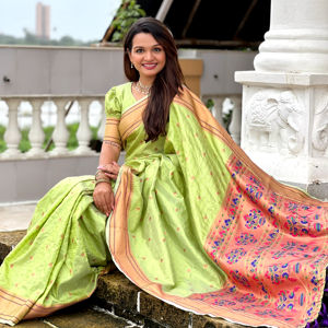 คอลเลคชั่นใหม่ ผ้าไหมซารีพิมพ์ลายนูน/ดิจิทัล ราคาประหยัด สำหรับผู้หญิง เสื้อผ้าชาติพันธุ์อินเดียและปากีสถาน ส่งออกจำนวนมาก - Product Image 1