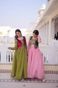 Robe Kothi Mal Chanderi avec perles, broderie de sequins, longueur au sol, pour soirée, été, motif floral, taille naturelle - Product Image 6