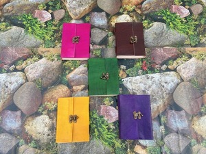 Juego de diarios de cuero vintage, paquete de 5 mejores cuadernos Grimoire para él, encuadernado en espiral, libros de diarios lisos con sombras de cinco colores - Product Image 2