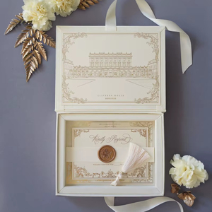 Caja de Invitación de Boda de Terciopelo de Lujo con Ilustración Personalizada del Lugar y Monograma en Relieve - Product Image 1