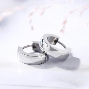 Boucles d'oreilles créoles Jeulia en acier inoxydable plaqué or pour hommes avec accents de perles et de diamants - Product Image 6
