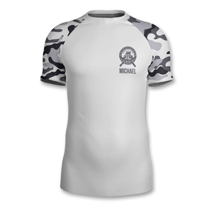 Rashguard de manga corta de larga duración Material de poliéster suave al tacto perfecto para nadadores y surfistas jóvenes y adultos - Product Image 5