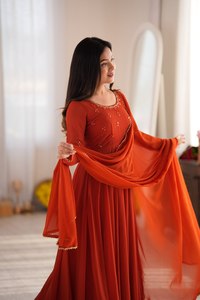 Vestido Anarkali de Georgette Pesado para Mujer con Bordado a Mano de Espejo, Manga Larga, Falda con Vuelo y Dupatta con Borde Chamosa en Cuatro Lados, Sin Arrugas - Product Image 3