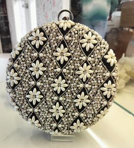 Pochette pour femme de qualité supérieure avec perles à la main Accessoire unique et abordable pour toutes les occasions disponibles en vrac - Product Image 1