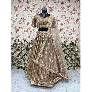 Lehenga choli ชุดแต่งงานสไตล์ดั้งเดิมผ้าไหมพร้อมงานปักสำหรับผู้หญิง - Product Image 1