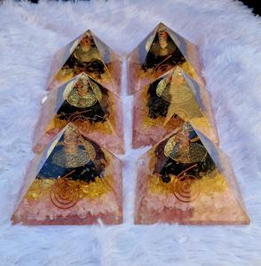 Pyramide d'orgonite en cristal pour une triple protection de la santé avec tourmaline noire, citrine et quartz rose, énergie positive - Product Image 3