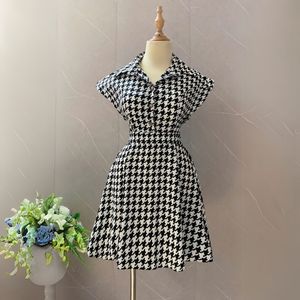 Robe moderne pour femmes à prix compétitif-Tissu doux et confortable avec de magnifiques motifs floraux et à carreaux pour une élégance sans effort - Product Image 4