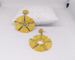 ต่างหูดอกไม้สีเหลืองแบบคลาสสิก ทำจากเส้นใยราฟเฟีย ประดับด้วยลูกปัด งานแฮนด์เมด ดีไซน์ทันสมัย สำหรับสุภาพสตรี - Product Image 3