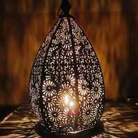 Lanterne décorative en métal suspendue avec design en verre, parfaite pour la décoration intérieure et extérieure de la maison et du jardin.