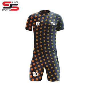 Vente en gros d'uniformes de football pour hommes avec col en V sublimation personnalisée Ensemble complet de maillots de football de qualité supérieure - Product Image 1