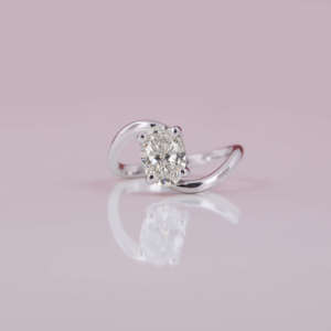 Bague de fiançailles en diamant de laboratoire à taille ovale avec halo dissimulé, design personnalisé fait main en or blanc 18 carats - Product Image 1