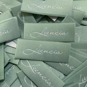 Étiquette de tissu de vêtement personnalisée 100 pièces 2x5cm extrémité/centre de pli Étiquette tissée de haute qualité pour vêtements Logo de marque estampage à chaud - Product Image 1