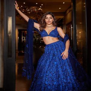 VASTRA COTTAGE Lehenga Choli de Diseño Premium en Georgette con Bordado de Hilo de Lentejuelas y Dupatta de Red con Diseño de Mariposa para Bodas y Fiestas - Product Image 3